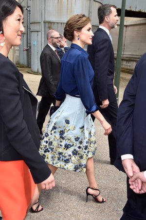 La Reina durante la visita a la a la exposición 'Velázquez y el triunfo de la pintura española' en el Grand Palais de París, donde lució un look de Carolina Herrera compuesto por una falda con print floral al más puro estilo de los pintores impresionistas franceses.