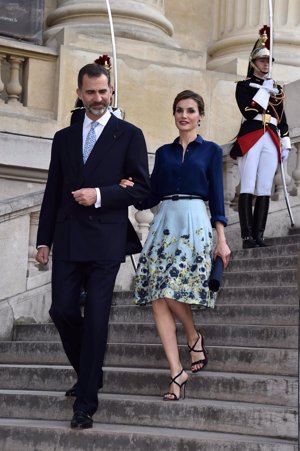 La Reina durante la visita a la a la exposición 'Velázquez y el triunfo de la pintura española' en el Grand Palais de París, donde lució un look de Carolina Herrera compuesto por una falda con print floral al más puro estilo de los pintores impresionistas franceses.