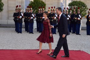 La Reina Letizia deslumbra con un espectacular vestido en tul marsala bordado con hilo y cristal borgoña, combinado con un clutch cristal negro.