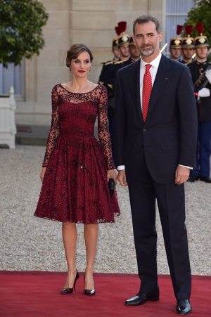 La Reina Letizia deslumbra con un espectacular vestido en tul marsala bordado con hilo y cristal borgoña, combinado con un clutch cristal negro.