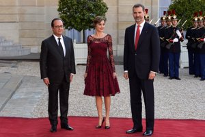 La Reina Letizia deslumbra con un espectacular vestido en tul marsala bordado con hilo y cristal borgoña, combinado con un clutch cristal negro.