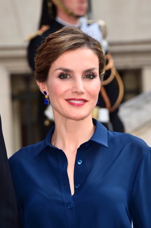 La Reina durante la visita a la a la exposición 'Velázquez y el triunfo de la pintura española' en el Grand Palais de París, donde lució un look de Carolina Herrera compuesto por una falda con print floral al más puro estilo de los pintores impresionistas franceses.