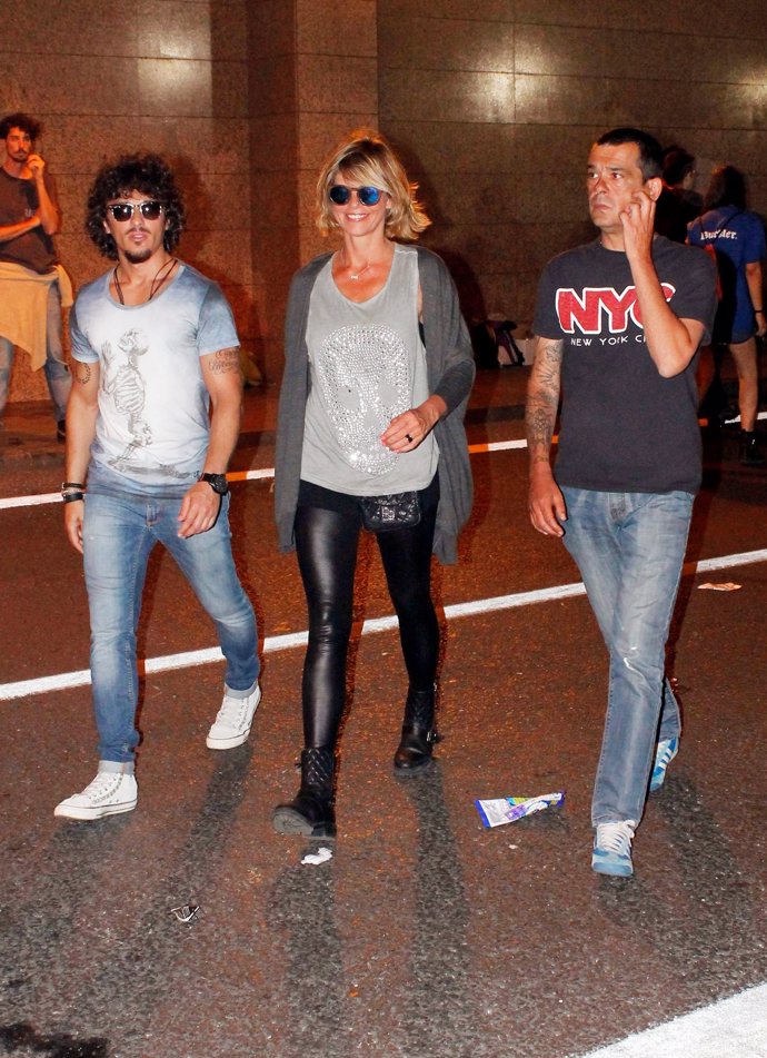 Arancha de Benito con su novio y su hermano en el concierto de AC/DC