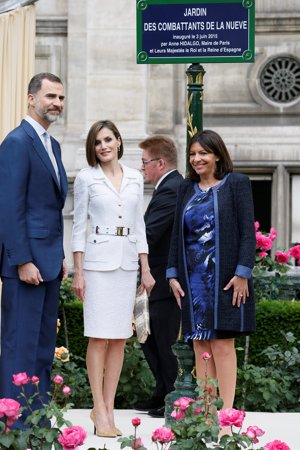 En su visita al Ayuntamiento de París, la Reina regresó a Varela con un total white en corte safari