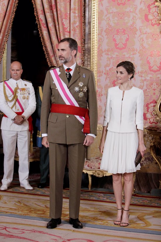 Reina Letizia junto Felipe VI Día de las Fuerzas Armadas