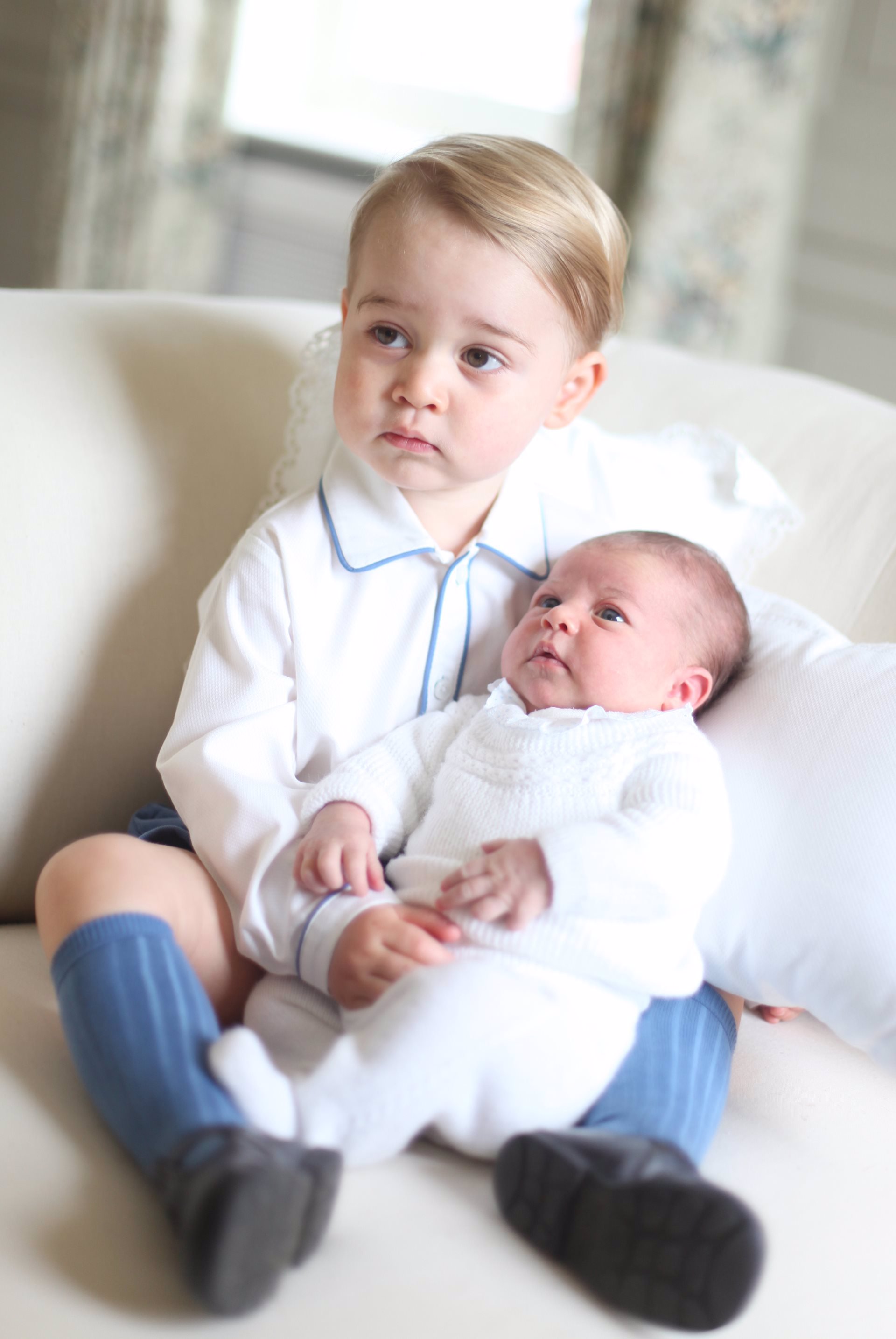 El Príncipe George con su hermanita, la Princesa Charlotte