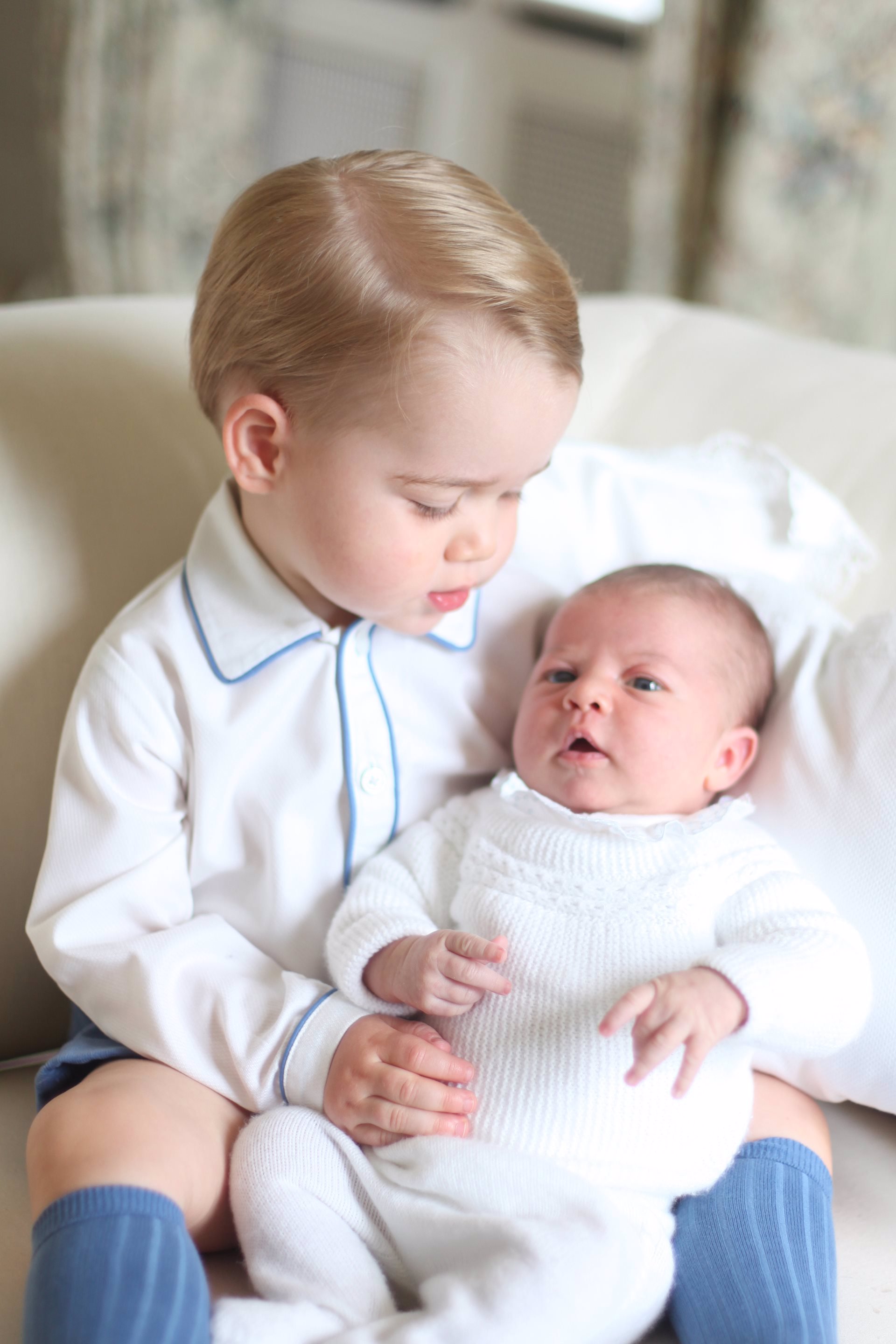 La Princesa Charlotte de Inglaterra en los brazos de su hermano George