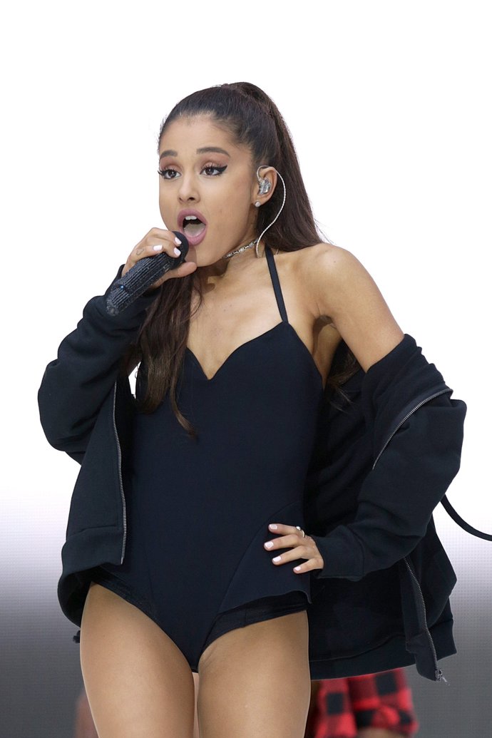 Ariana Grande parece que tenía ya el bañador puesto para ir a la piscina