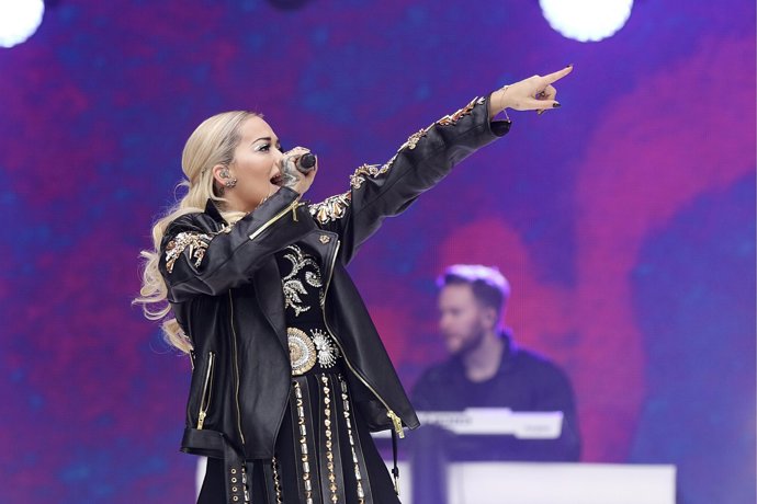 Rita Ora llamando al público, cerca de 80.000 personas llenaron el Wembley Arena