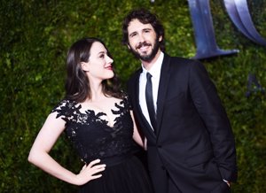 Josh Groban acompañado de Kat Dennings, actriz de 2 Broke Girls