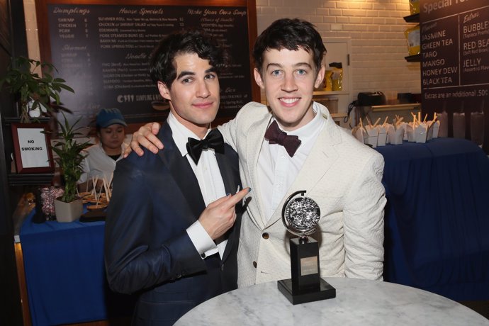 Alex Sharp fue el elegido en la categoría masculina por The Curious Incident of The Dog in the Night Time, arrebatándoselo al gran favorito de la noche, Bradley Cooper