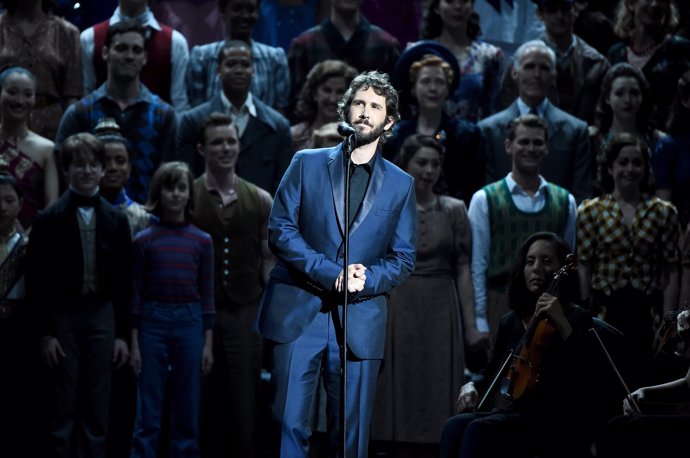 Josh Groban protagonista del 'In Memoriam', momento más emotivo de la noche