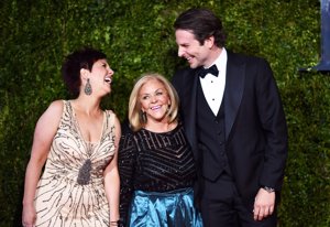 Bradley Cooper acudió a los Tony sin Irina pero si con su madre y su hermana