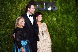 Bradley Cooper acudió a los Tony sin Irina pero si con su madre y su hermana