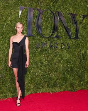 Amber Valletta y su vestido de corte irregular en negro