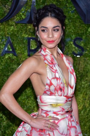 Vanessa Hudgens, con un maquillaja muy veraniego y labios en tono coral