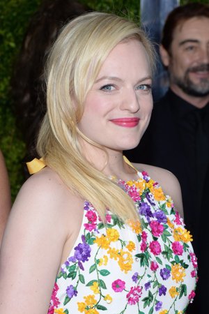 Elisabeth Moss da el toque de color con los labios rosas