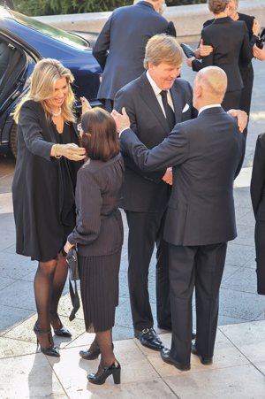 Los Reyes de Holanda saludando a la familia de Kardam de Bulgaria