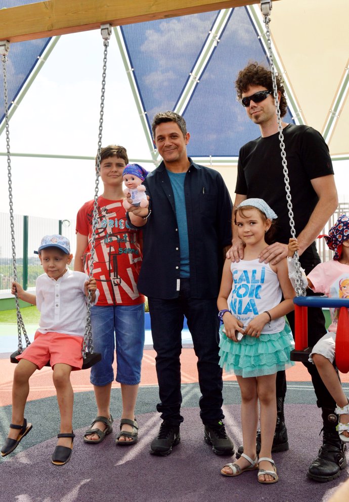 Alejandro Sanz con el Hombre de Negro y los niños del Hospital 12 de Octubre