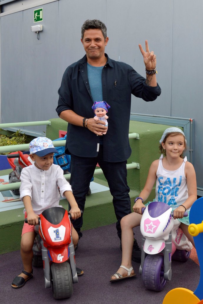 Alejandro Sanz con los niños del Jardín de "Mi Hospi"