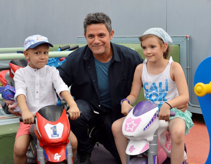 Alejandro Sanz con los niños del Hospital 12 de Octubre