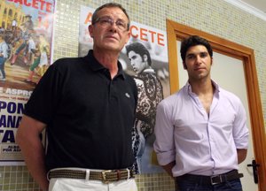 Cayetano Rivera junto con el presidente de la Asociación Asprona, Lucio Gómez, en la Residencia Miguel Muñoz de Gea de Albacete