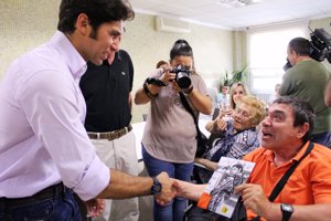 Cayetano saluda a un paciente en la Residencia Miguel Muñoz de Gea