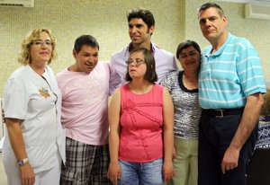 Cayetano Rivera con empleados y pacientes de la Residencia perteneciente a la Asociación Asprona