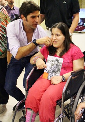 Cayetano Rivera Ordóñez saluda a una paciente ingresada en la Residencia Miguel Muñoz de Gea