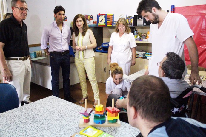 Cayetano con el director y el personal visitando la Residencia Miguel Muñoz de Gea