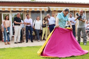Cayetano observa la capea improvisada en la residencia de Asprona en Albacete
