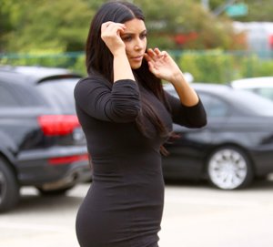 Kim Kardashian luciendo barriguita