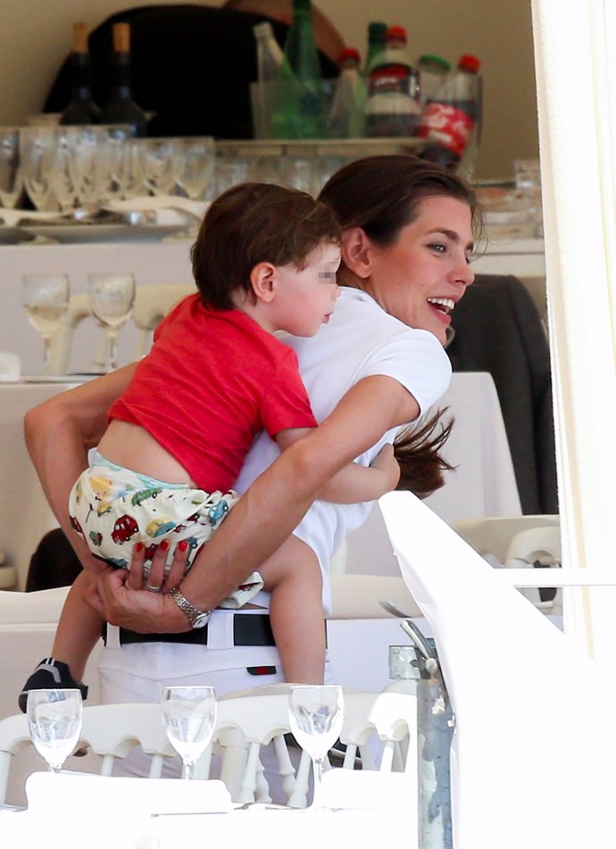 carlota casiraghi con su hijo raphael en la hípica en cannes