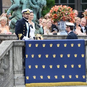 La pareja ha hablado al pueblo sueco que se ha reunido para celebrar su boda