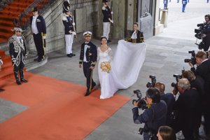 La pareja a la salida de la capilla del palacio real donde se han casado hoy a las 16:30