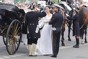 La pareja de recién casados antes de subir al coche de caballos que les llevaría por las calles de Estocolmo