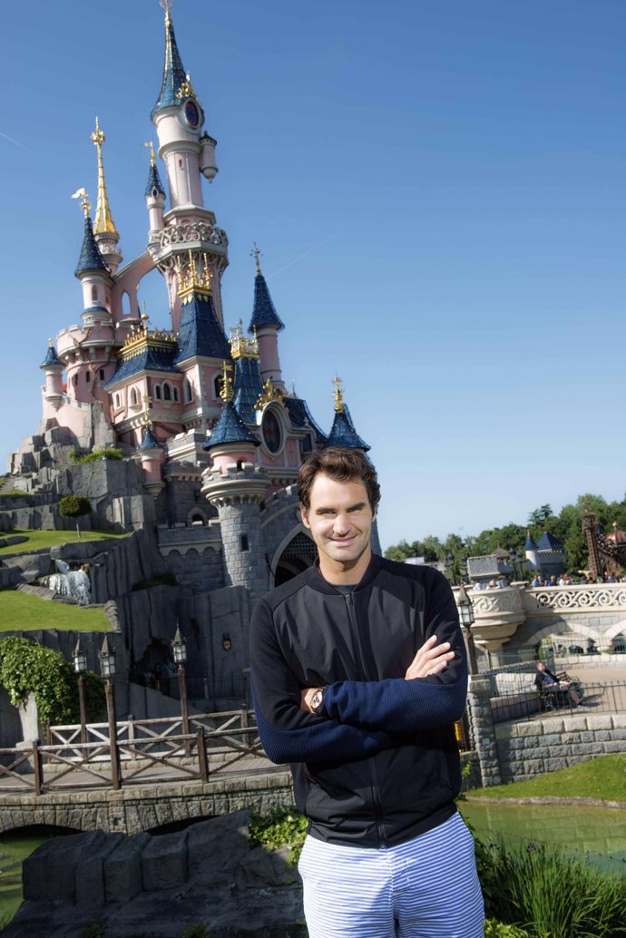 Roger Federer posa ante el Castillo de la Bella Durmiente en Disneyland