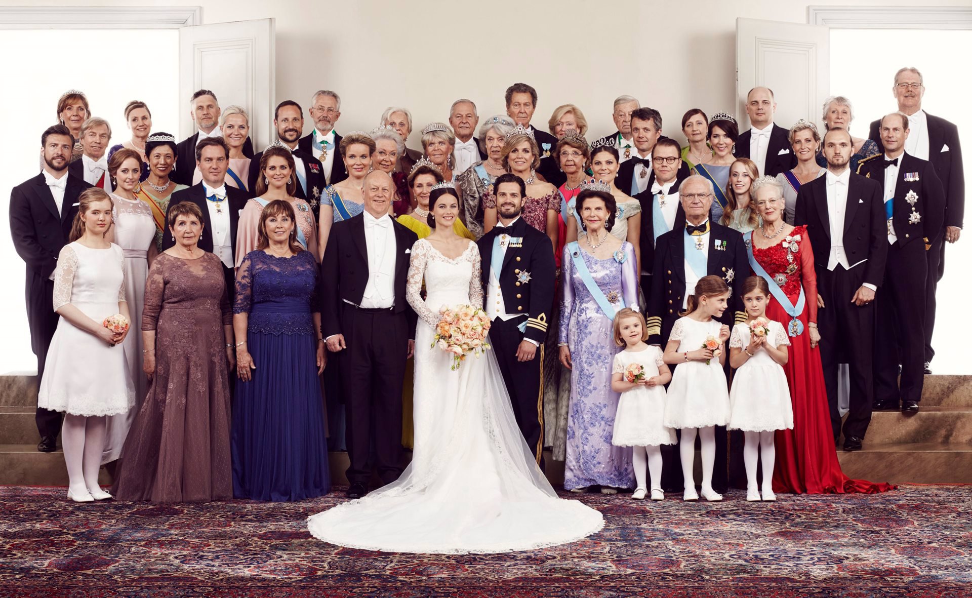 Fotografía de Carlos Felipe y Sofía de Suecia junto a todos sus invitados de las diversas casas reales