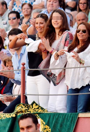 'El Cordobés' triunfa bajo la atenta mirada de su mujer, Virginia Troconis y su hija Alba