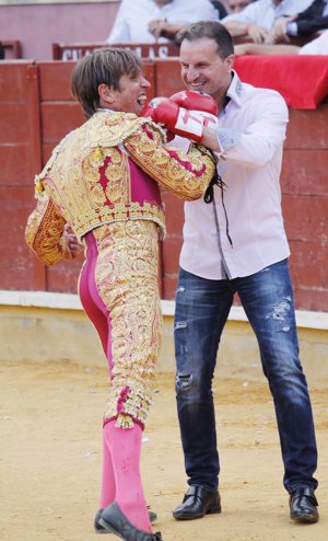 'El Cordobés' triunfa bajo la atenta mirada de su mujer, Virginia Troconis y su hija Alba