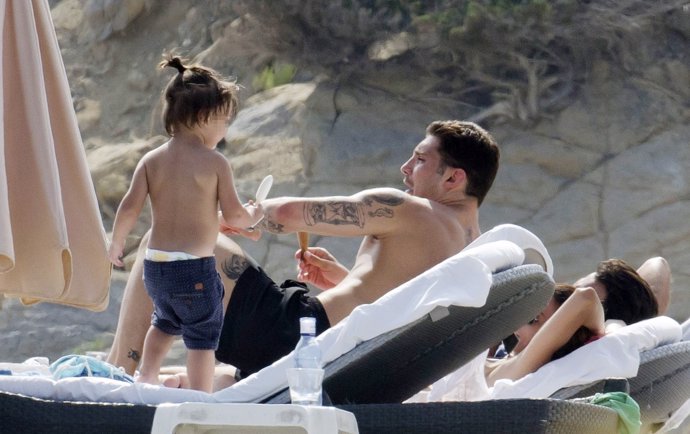 Stefano De Martino en la playa con su hijo