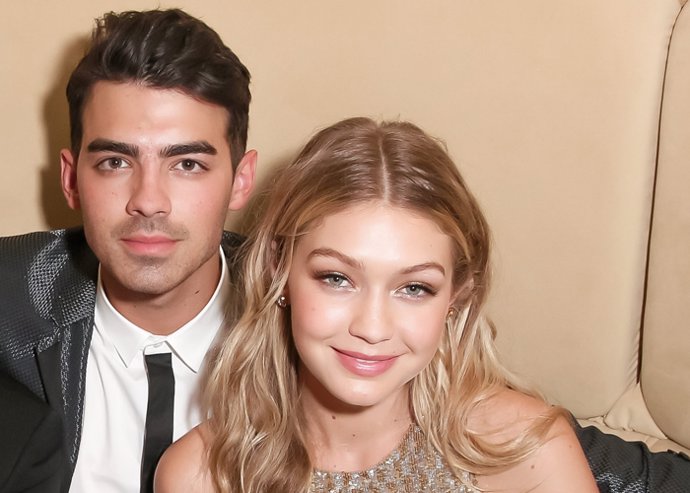 Joe Jonas posa junto a Gigi Hadid 