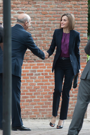 La Reina Letizia, fiel a su estilo 'working girl'