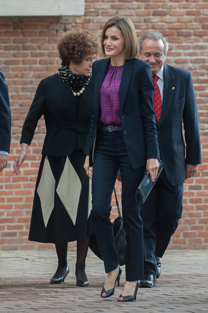 reina letizia residencia de estudiantes traje hugo boss y camisa carolina herrera