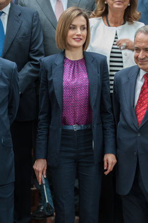La Reina Letizia, fiel a su estilo 'working girl'