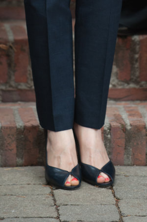 Detalle de los zapatos de la Reina que se decantó por unos salones abiertos que mostraban su pedicura roja