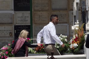 Carmen Lomana se reencuentra con su hermano Rafa en el entierro de su madre