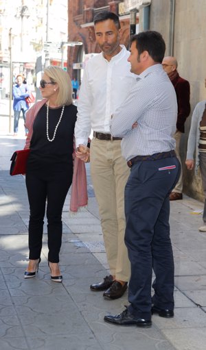 Carmen Lomana se reencuentra con su hermano Rafa en el entierro de su madre