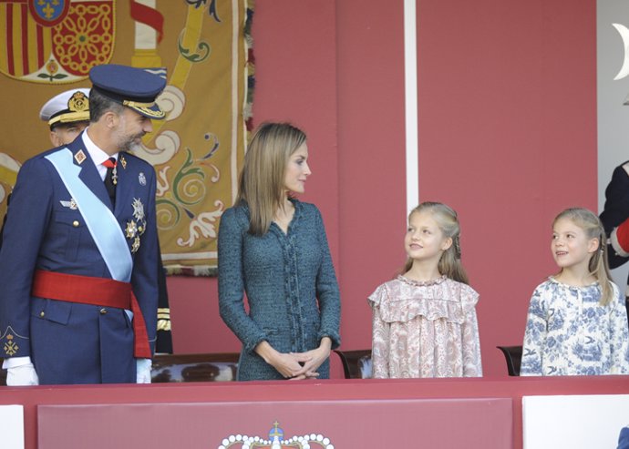 Felipe y Letizia con sus hijas el Día de la Hispanidad