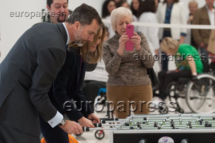 Felipe y Letizia jugando al futbolín en Toledo